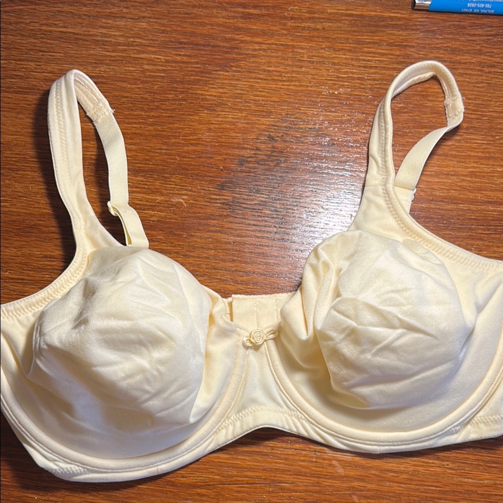 Victoria Secret Body by Victoria Lightly Lined Underwire Cream Bra. Size 38D